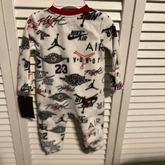 Jordan Footed Sleep and Play 0-3 months - Picture 4 of 5